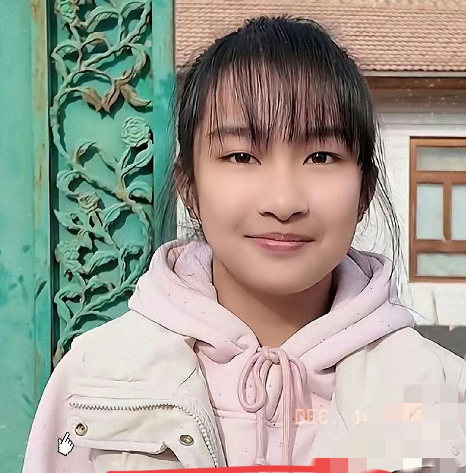 再次接受采访，李佳婷的耳钉不见了！眼尖的网友发现，救人英雄李佳婷第一次出现在人