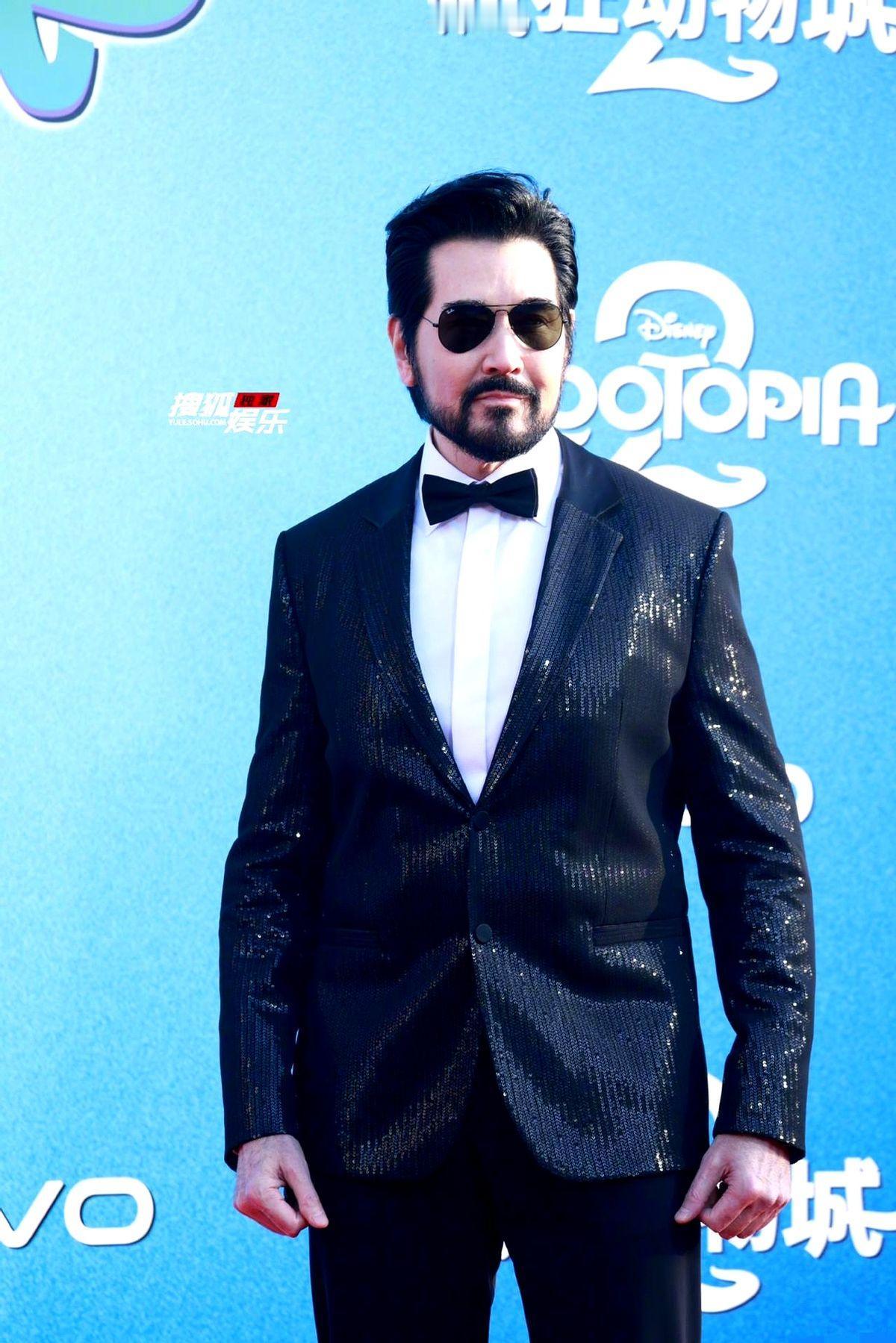 费翔估计悔的肠子都青了吧。最近他给《疯狂动物城2》配中文音，被不少人吐槽普通话不