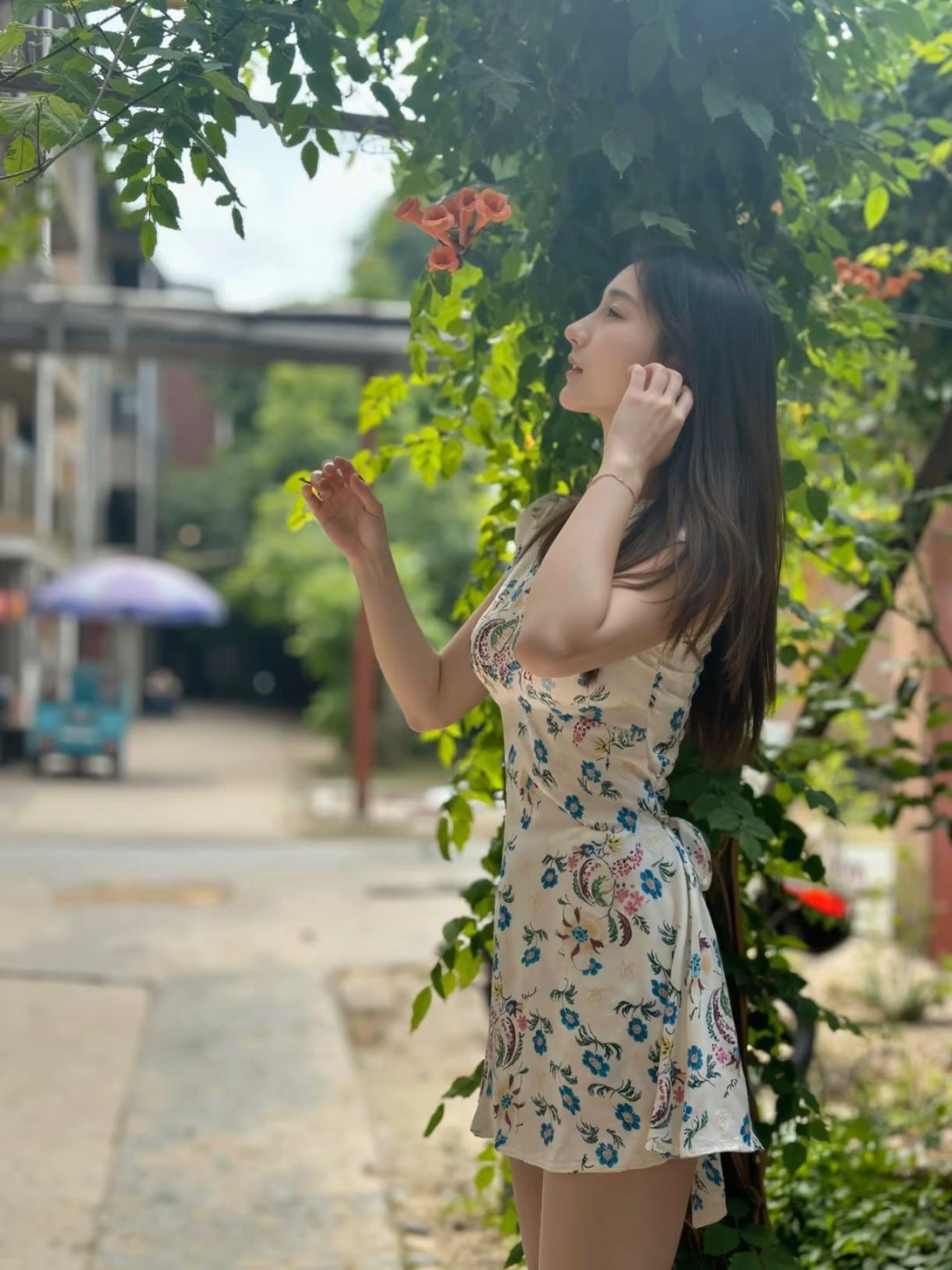 花裙子遇上满屏绿荫，整个人都变得轻飘飘的。走在斑驳的树影里，风一吹，脚步都不