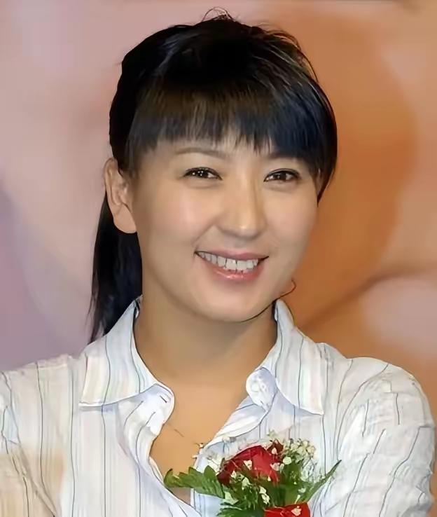45岁闫学晶意外怀孕，女儿28岁，儿子24岁，起初羞愧不已，后来在儿女支持下决定