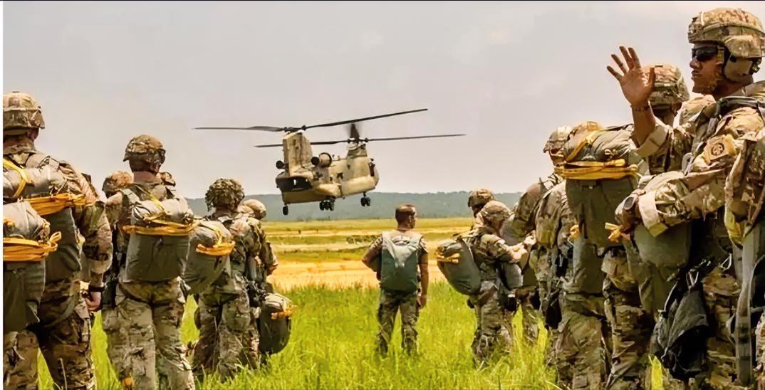 近日，美国陆军空降兵与特种部队开始大规模集结、调动。截至到3月25日，第82空