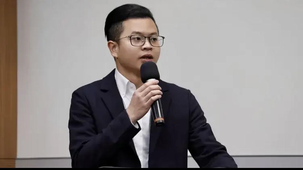 国民党这操作也太双标了吧！前脚刚以“宣传统一、批马英九”为由停了何鹰鹭党职，后脚