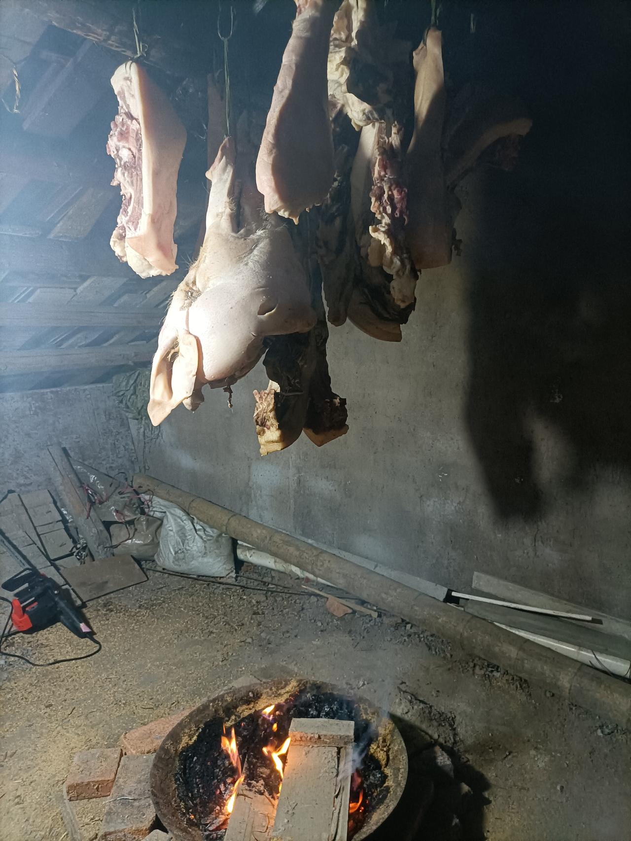 开始熏腊肉了，今年购买腊肉与往年不同，朋友们都投来羡慕的目光，都说会回归传统的味