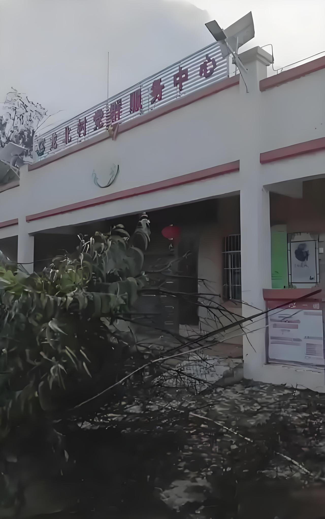 这事儿说起来还挺吓人的。11月4号早上，海南文昌冠南村的渔民们正收拾渔网呢，天上