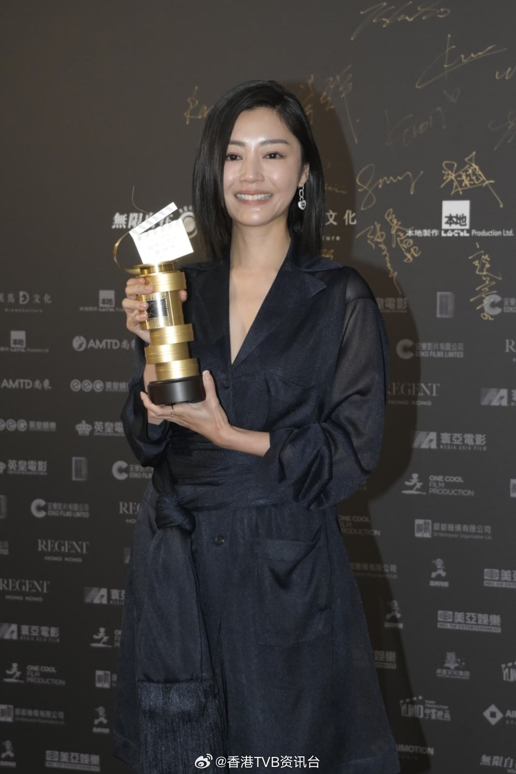 星岛：导演会颁奖典礼2026｜卫诗雅拿奖拿到手软忘形爆手机号码争取工作机会愿