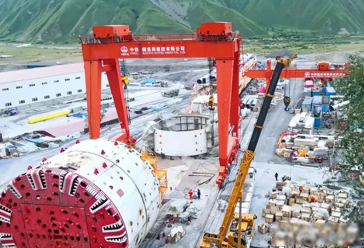 福建舰入列，美国封锁失效，技术反制成真2025年11月，福建舰正式服役，这艘