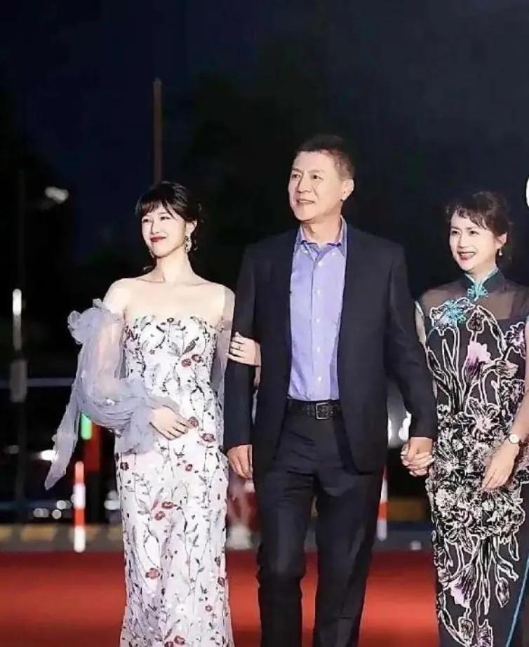 美到炸裂！看一次茹萍一家，惊艳一次！以前九十年代看她，只觉得长相平平，可如今越