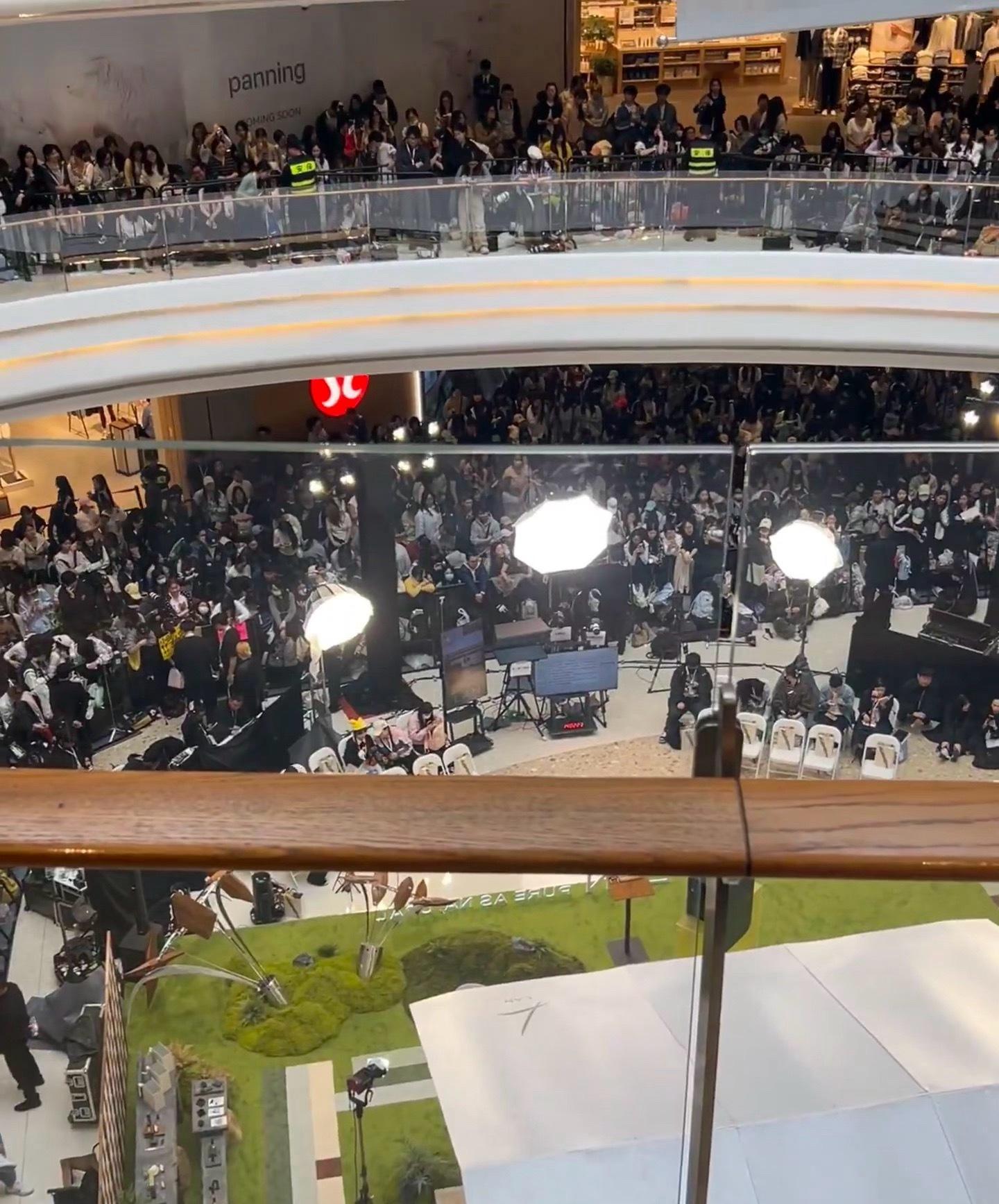 田曦薇飞吻田曦薇今天线下人山人海的，饭撒也是极致的宠粉啊