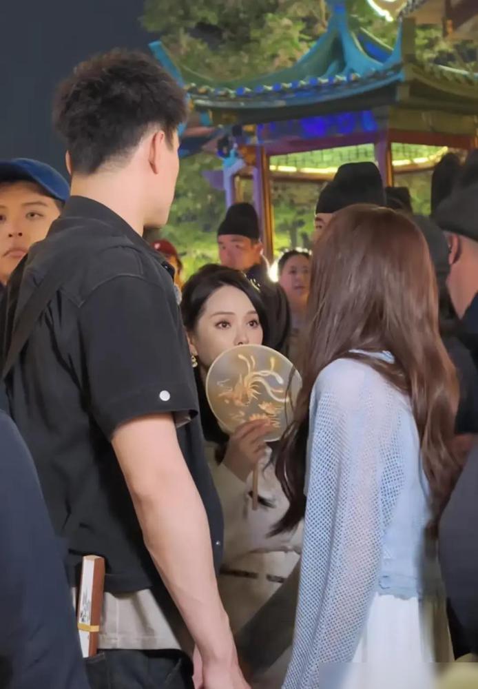 和比自己小10岁的秦昊站在一起，伊能静的脸为什么反倒更紧？你看她在镜头前下意识拿