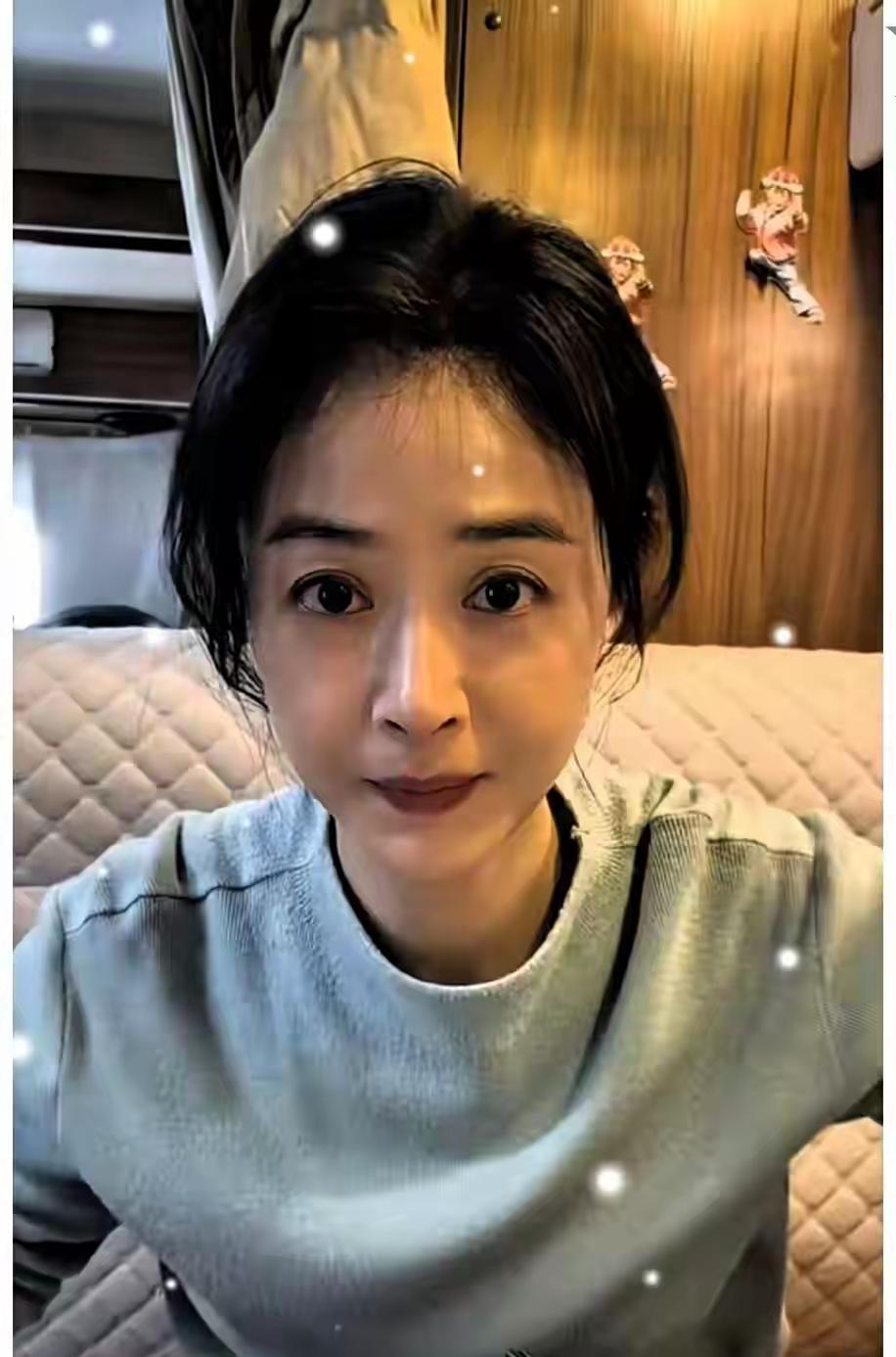 明星的“天价片酬滤镜”碎了？不，是贵圈终于开始“衣柜裸奔”了！蒋欣一件起毛球