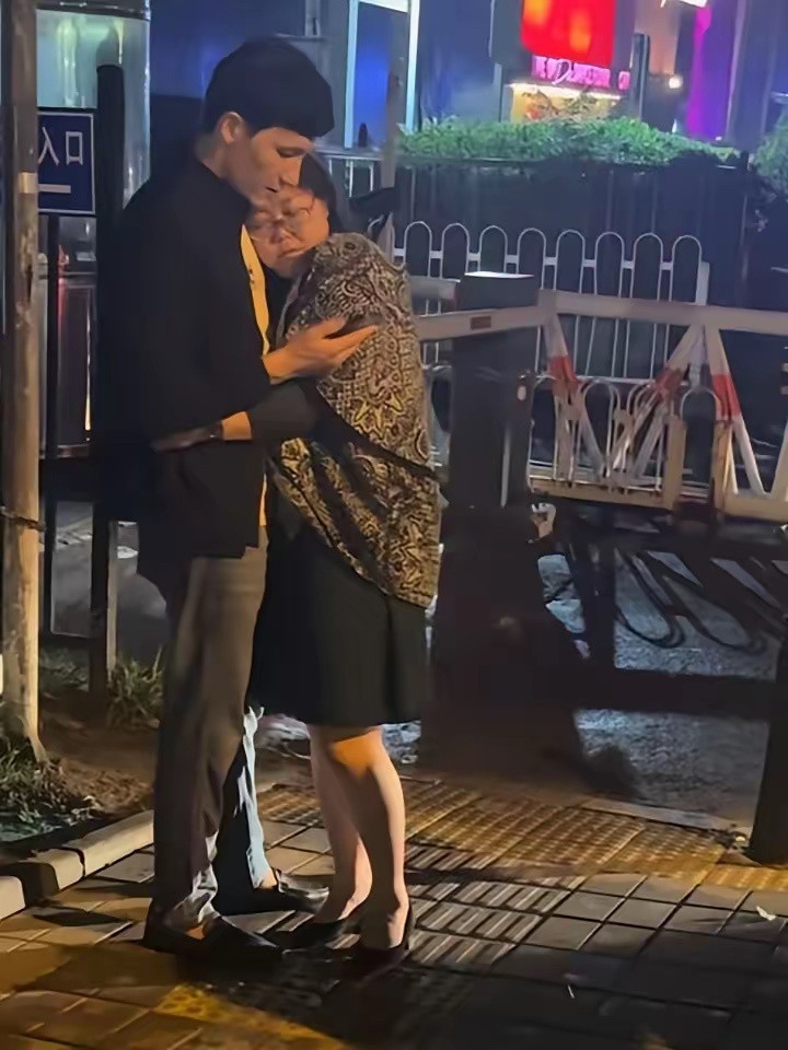 这男的科技脸，应该是专门对付富婆的，富婆身上的连衣裙8万多，丝巾12万，