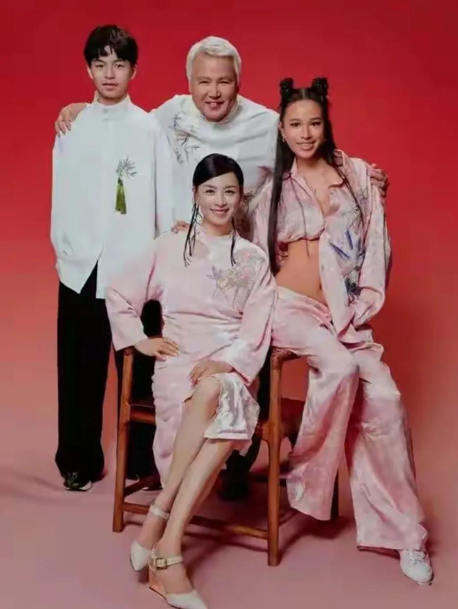 难道在国外待久了面相也会变？看她女儿面相都欧美范了小男孩但是有点像爸爸