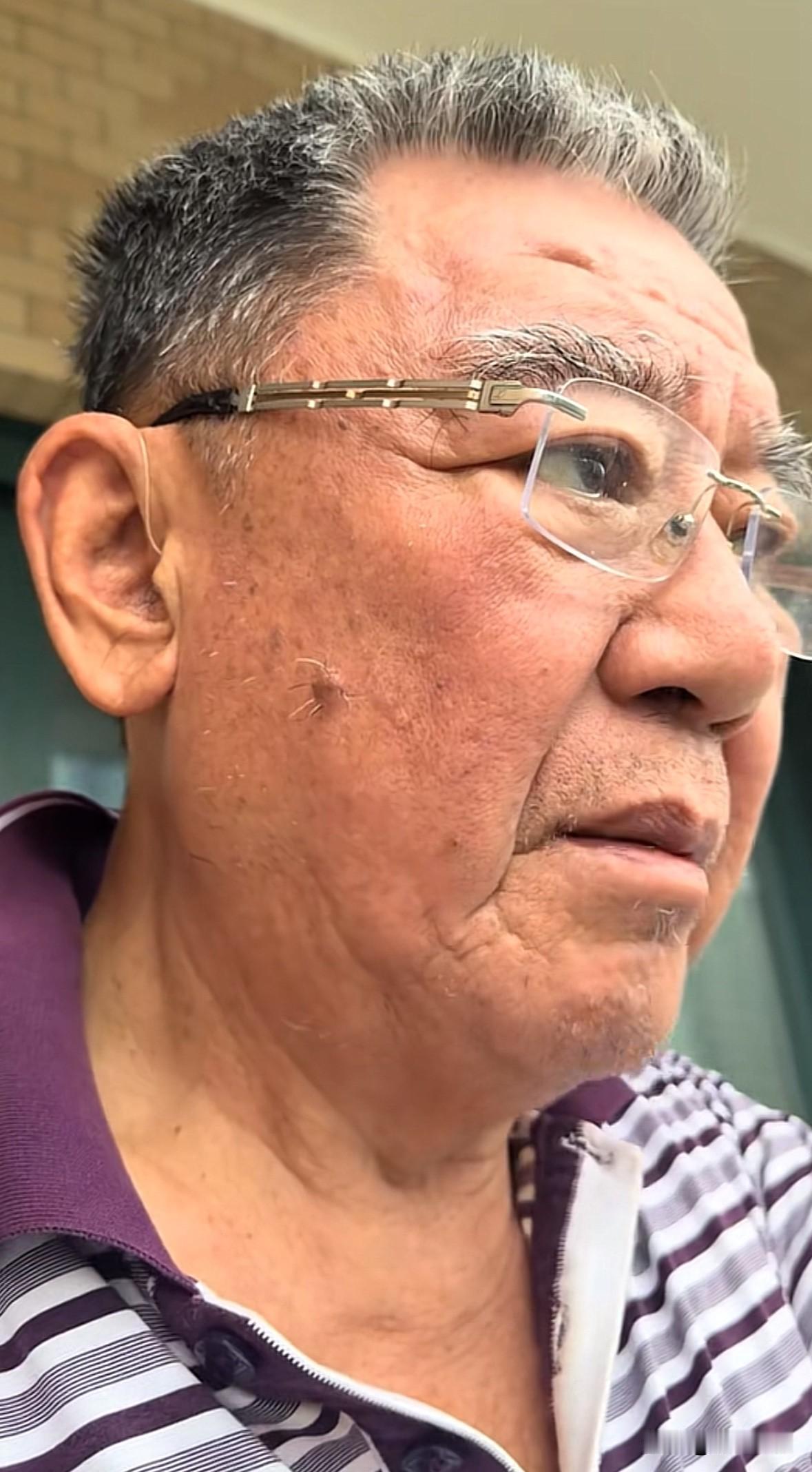 李立群在上海的房子阳台拍视频说“我们房子买的时候是2002年，那时候大概是700