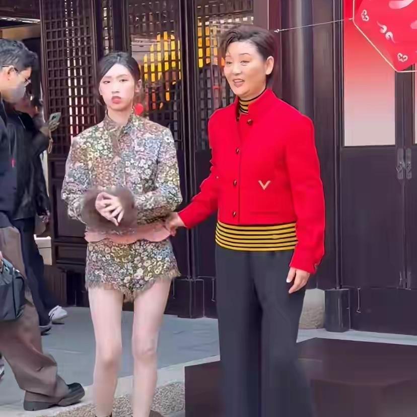 感觉这个冯小刚的这个养女徐朵，不太像养女。徐朵和一般的养女太不一样，一般的