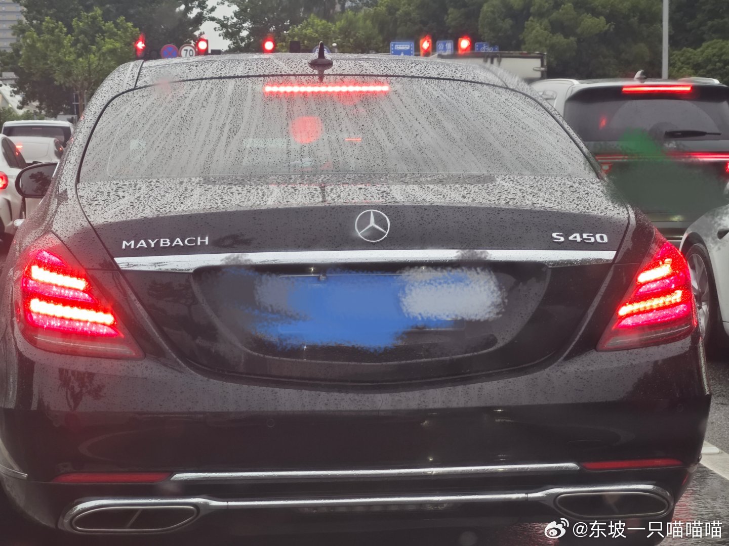 恕我眼拙，这是梅赛德斯奔驰还是迈巴赫？还是maybach是奔驰一个型号？但是右边