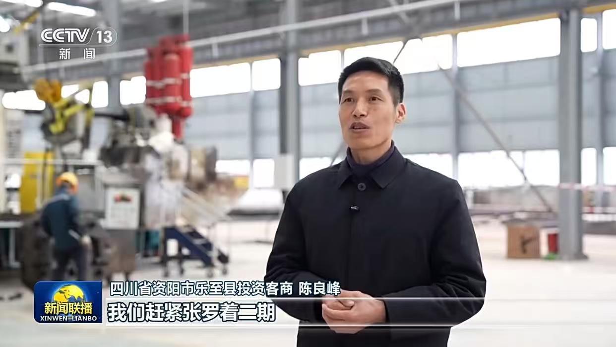 站在长江水面之下89米的深处，普通人大概会感到强烈的压迫感。这里没有阳光，四周被