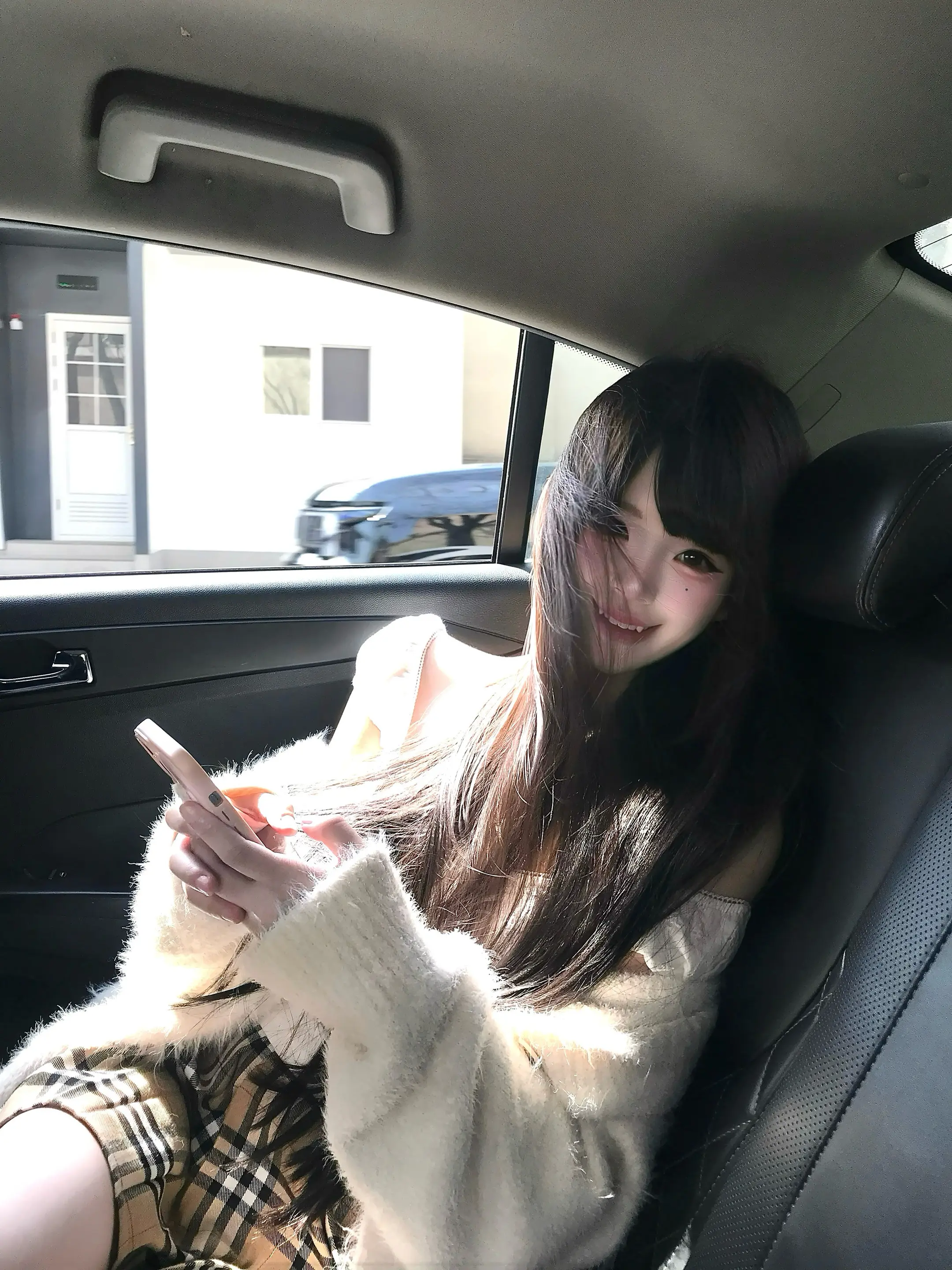 我的人生里 要做一个生吃黄连也算甜的人 要挣更多的钱买下一切 永远精致...
