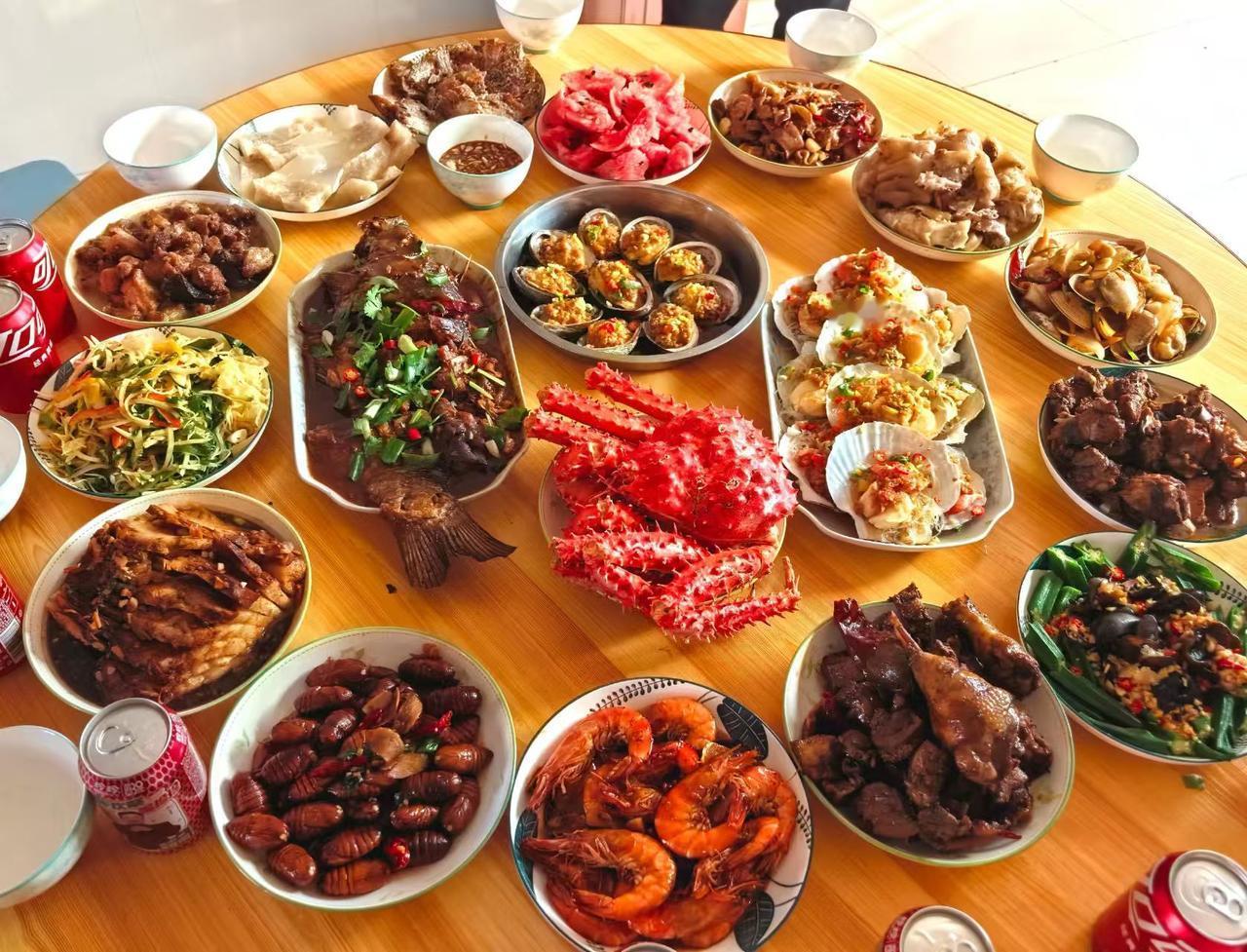 晒晒咱东北人的过年大餐，每到过年，朋友圈就被一桌桌的美味佳肴霸屏，看上去真让人两