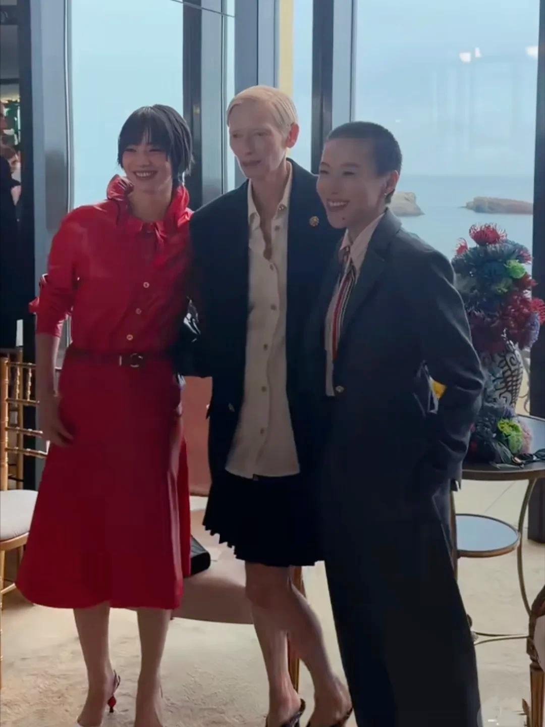 窦靖童和小松菜奈、蒂尔达同框了，变化好大啊！正面看像天后王菲，转个身就像个男孩！