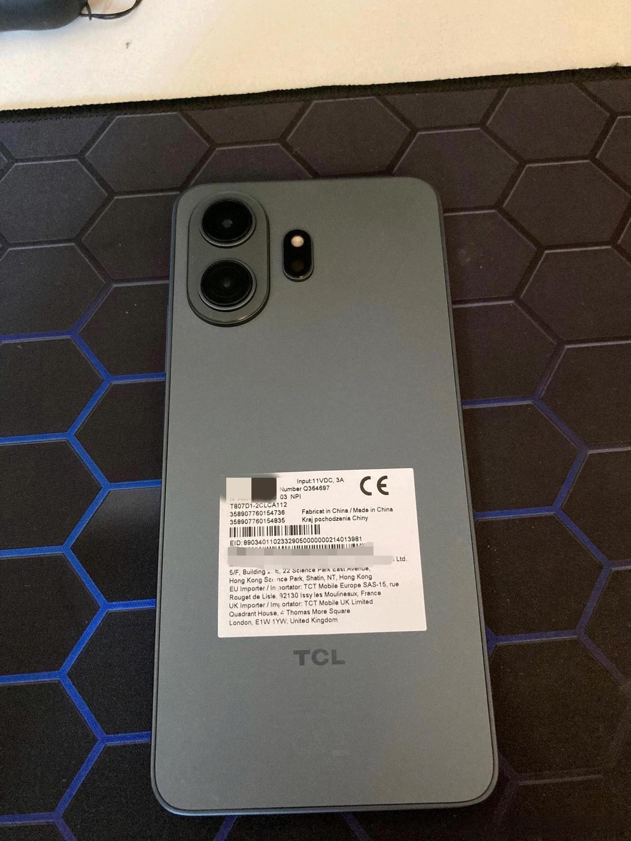 TCL70Pro这款LCD屏幕手机外观和屏幕都还不错，外观简洁，屏幕通透，可惜