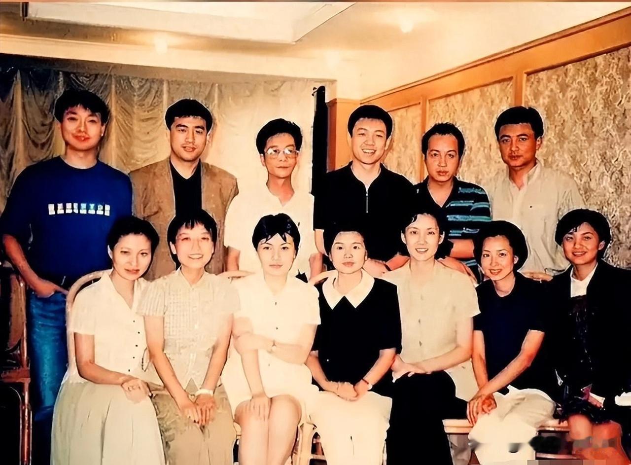 1997年9月，中央电视台《新闻联播》初代主持人的一张大合影。后排从左至右：康辉