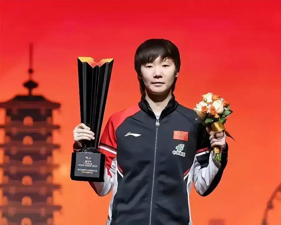 王曼昱刚在香港拿了总决赛冠军。但她赛后没怎么谈赢球，反而说了句大实话。她说现在比