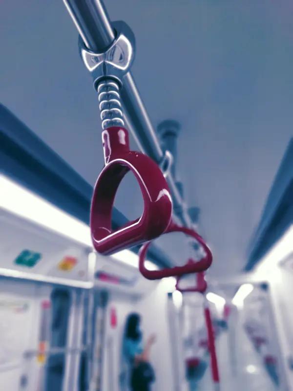 女孩乘地铁吐血后立即拿衣服擦拭3月23日重庆地铁1号线上，22岁的胡心瑶突然吐