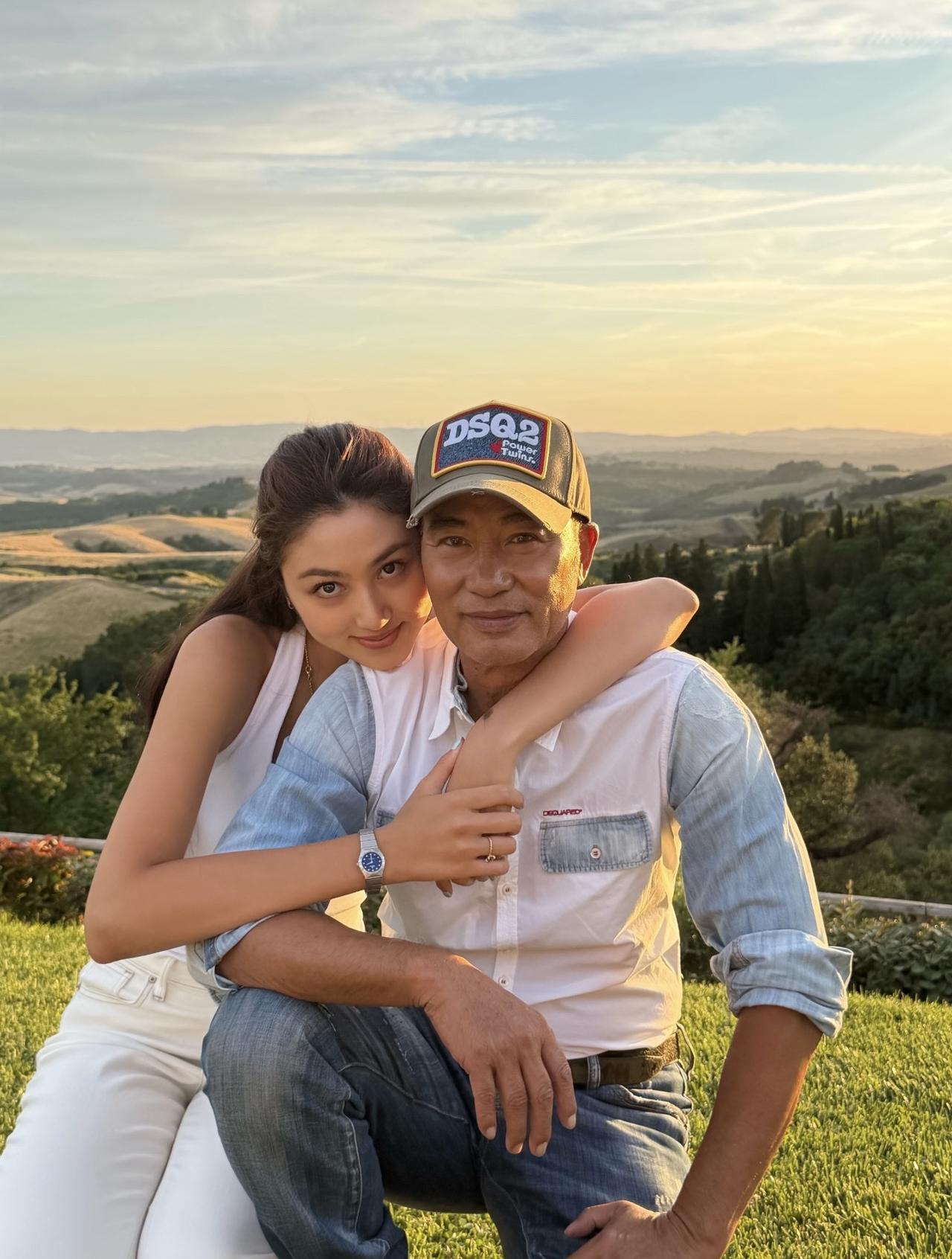 任达华是港圈老戏骨，他50岁时才有了女儿任晴佳。如今，任晴佳21岁了，和爸爸