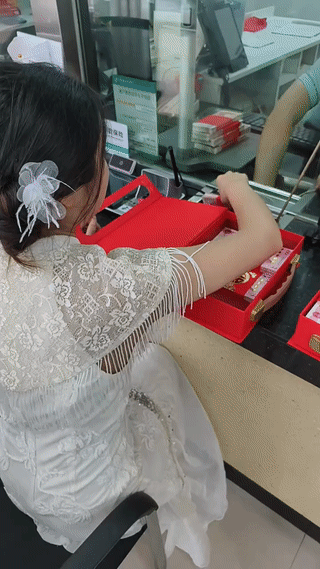 新娘子把结婚彩礼钱存进银行，以备不时之需。不得不说，她可真会过日子。社会百态