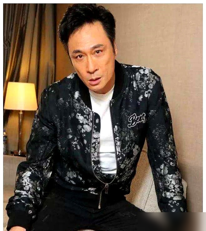 吴镇宇怕袁咏仪，怕到当众撸袖子，不敢看镜头。他说最敬佩张智霖，因为终于把袁咏仪娶走了，这样她就没法出
