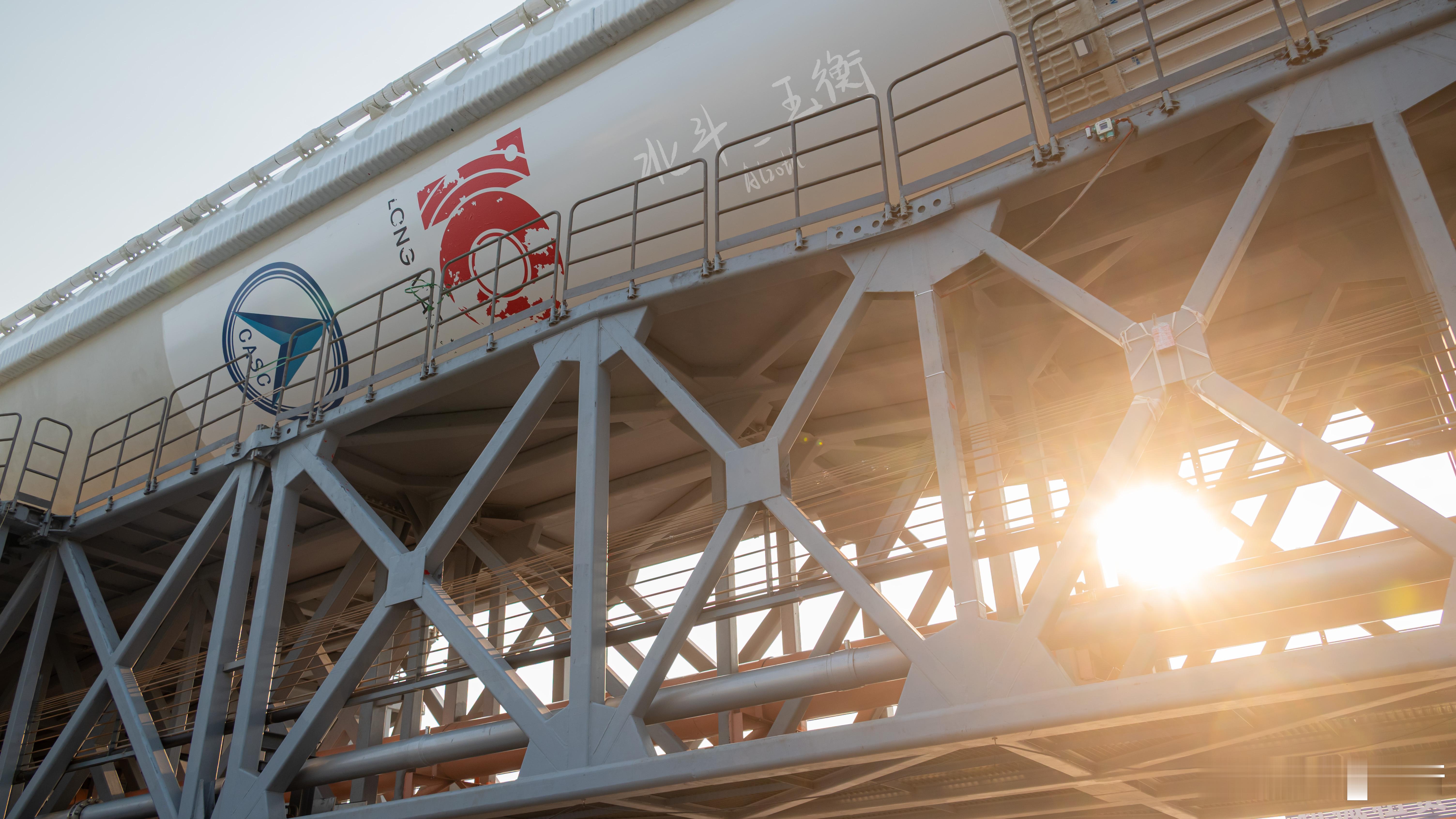 不知道咋回事在路上摔了一跤，一抬头就看见火箭从旁边过，手里莫名其妙就有了台相机，