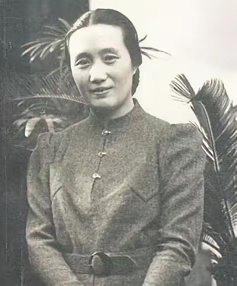 1942年，董竹君爱上已婚的陈清泉。陈清泉的夫人对她说：“你知道破坏别人家庭很痛
