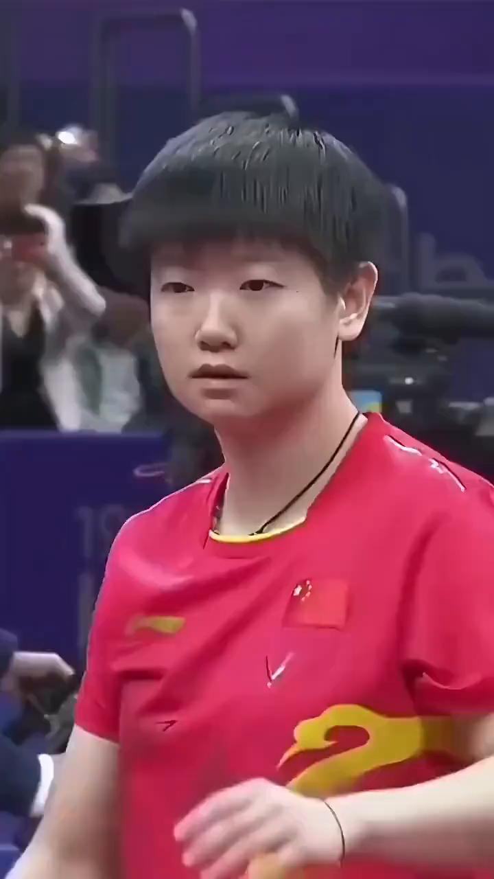 孙颖莎的调动还是很快，中间反手机会，注意连续漂亮。