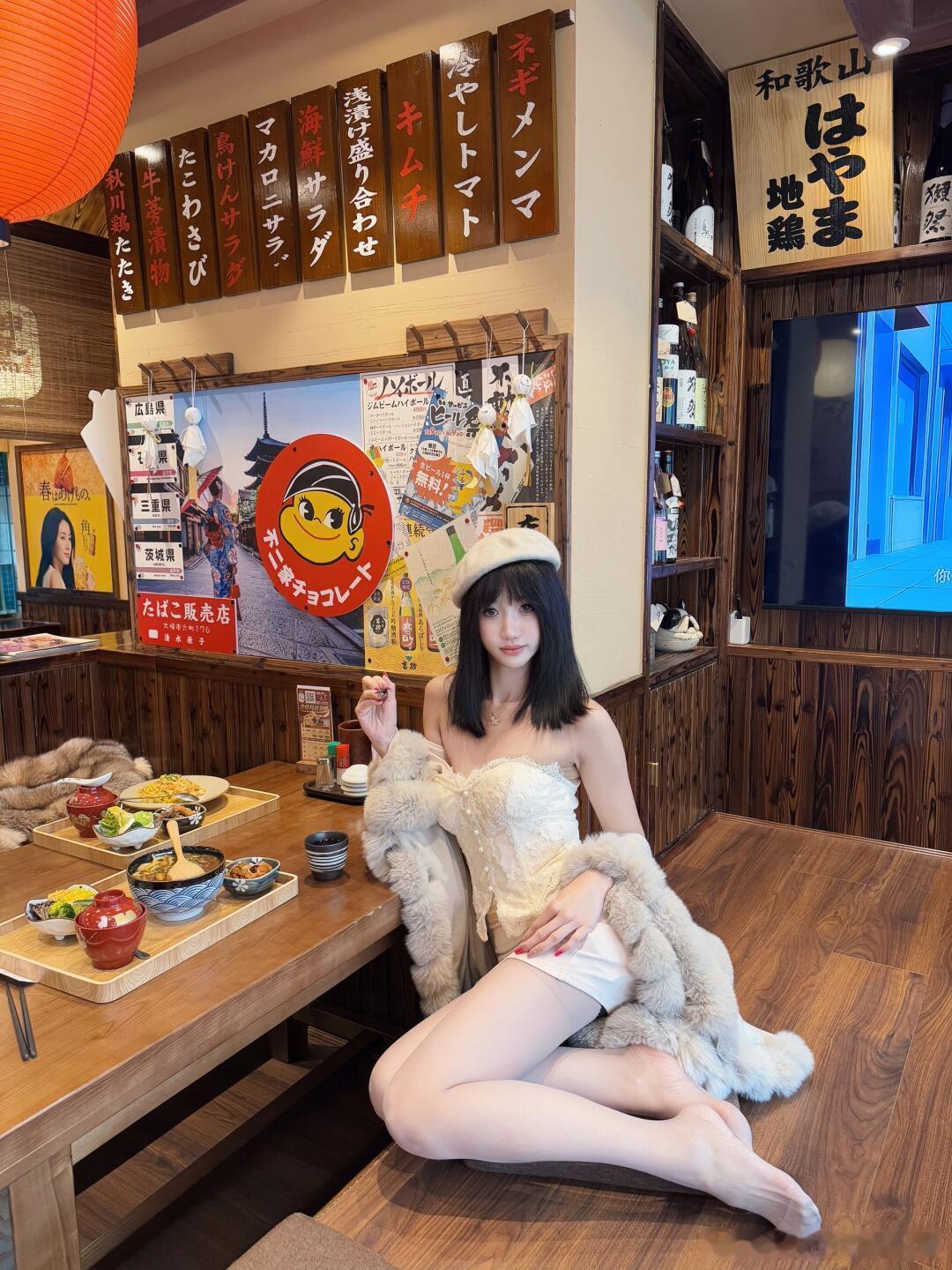 吃日料要脱鞋，露出丝袜小jiojio~​​​