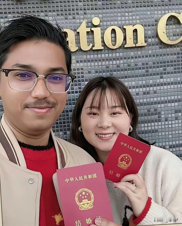 看到一女子炫耀嫁给了印度老公，该女孩一看体态就比较丰盈，是印度男人喜欢的类型