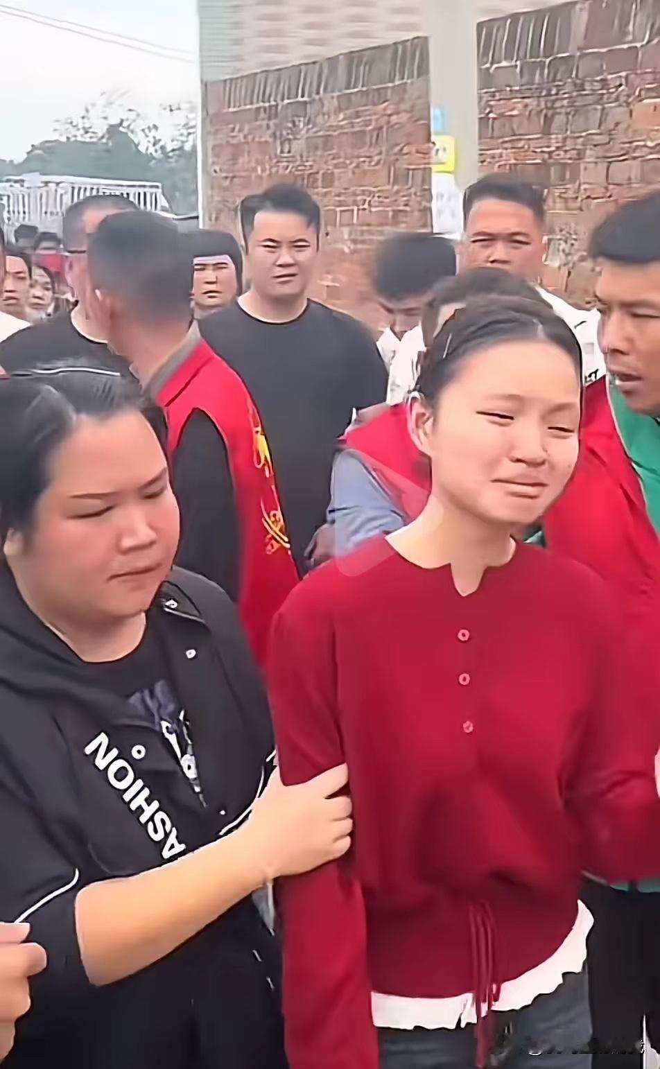 这小姑娘一句话，真是问到了根上。人家孩子默默扛了十年香火，结果换上来的人压不住