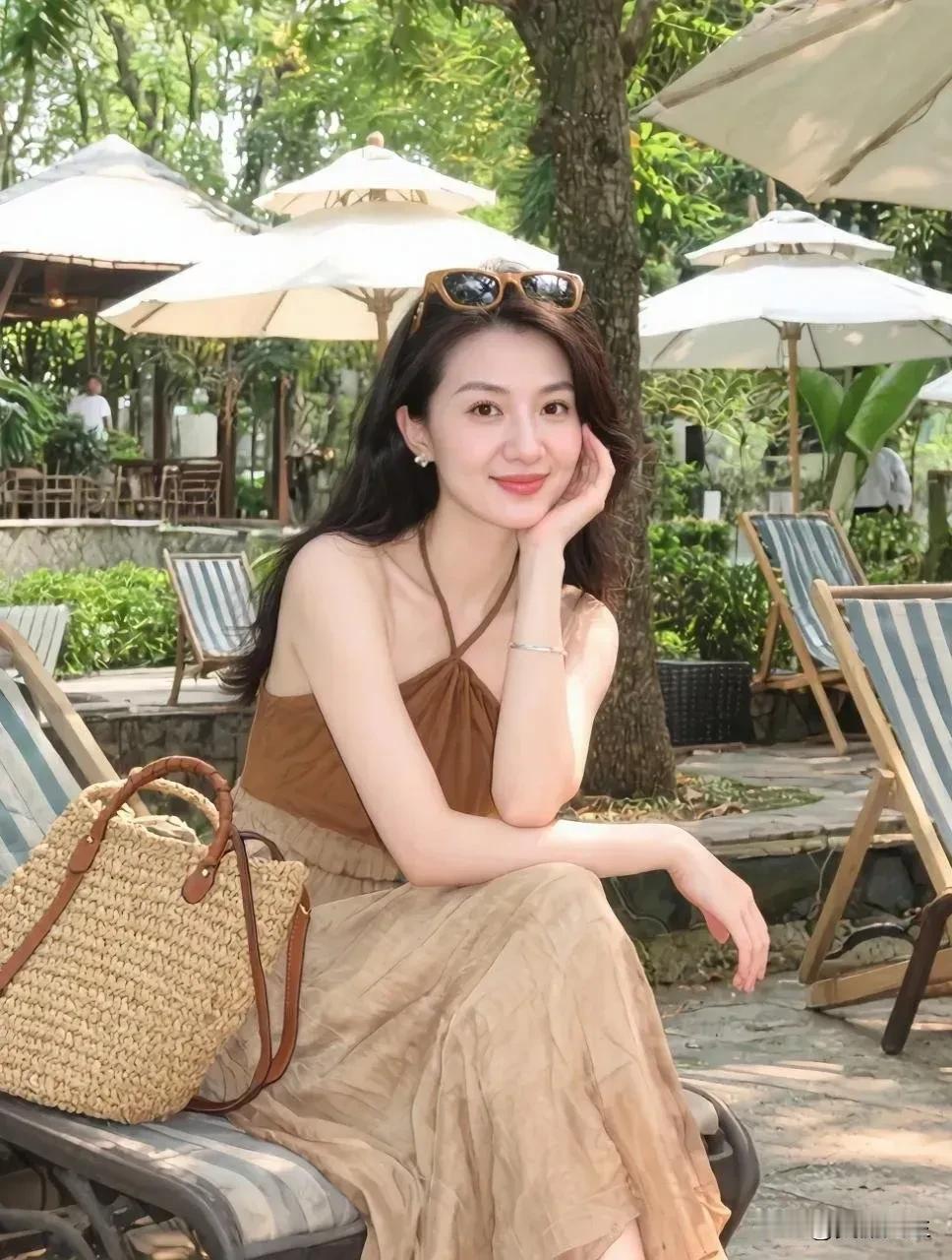 🌸🌸🌸一半诗意，一半烟火时光清浅处，一步一安然。听风八百遍，才知是人