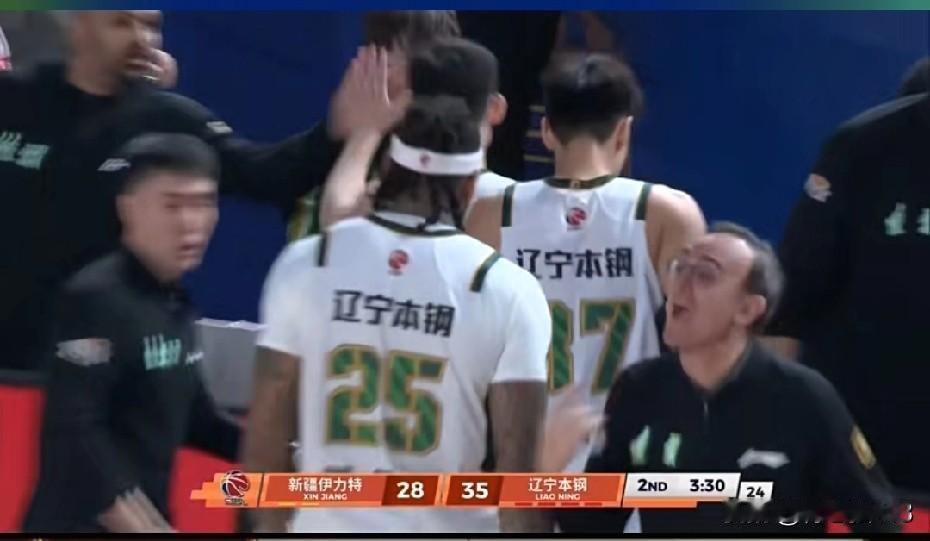 年轻球员也是争气，顶住了压力将第一节的分差追回来了，半场比赛俞泽辰拿到8分，李虎