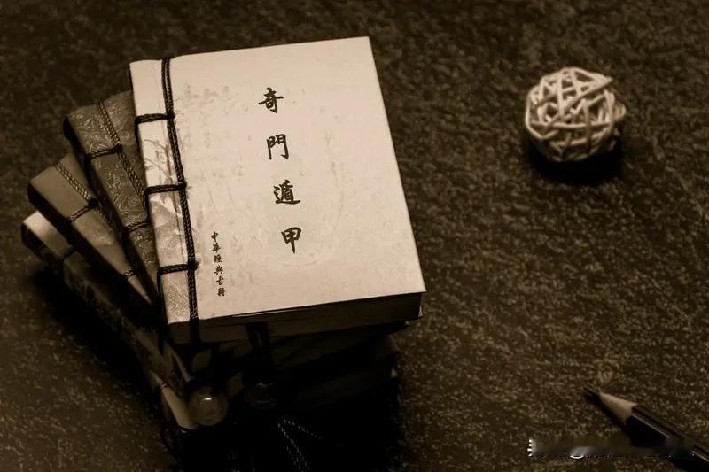 贞观年间，李世民向袁天罡请教：“大唐什么时候会亡？”袁天罡预言：“猪上树时。”