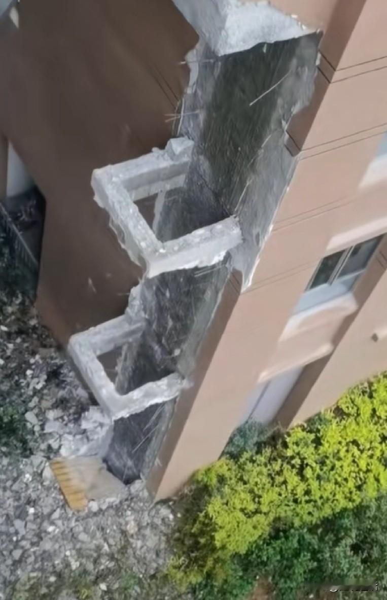 烟道怎么会发生爆炸？大楼还安全不安全？5月11日16时许，昆明宜良县乡鸭湖悦江苑