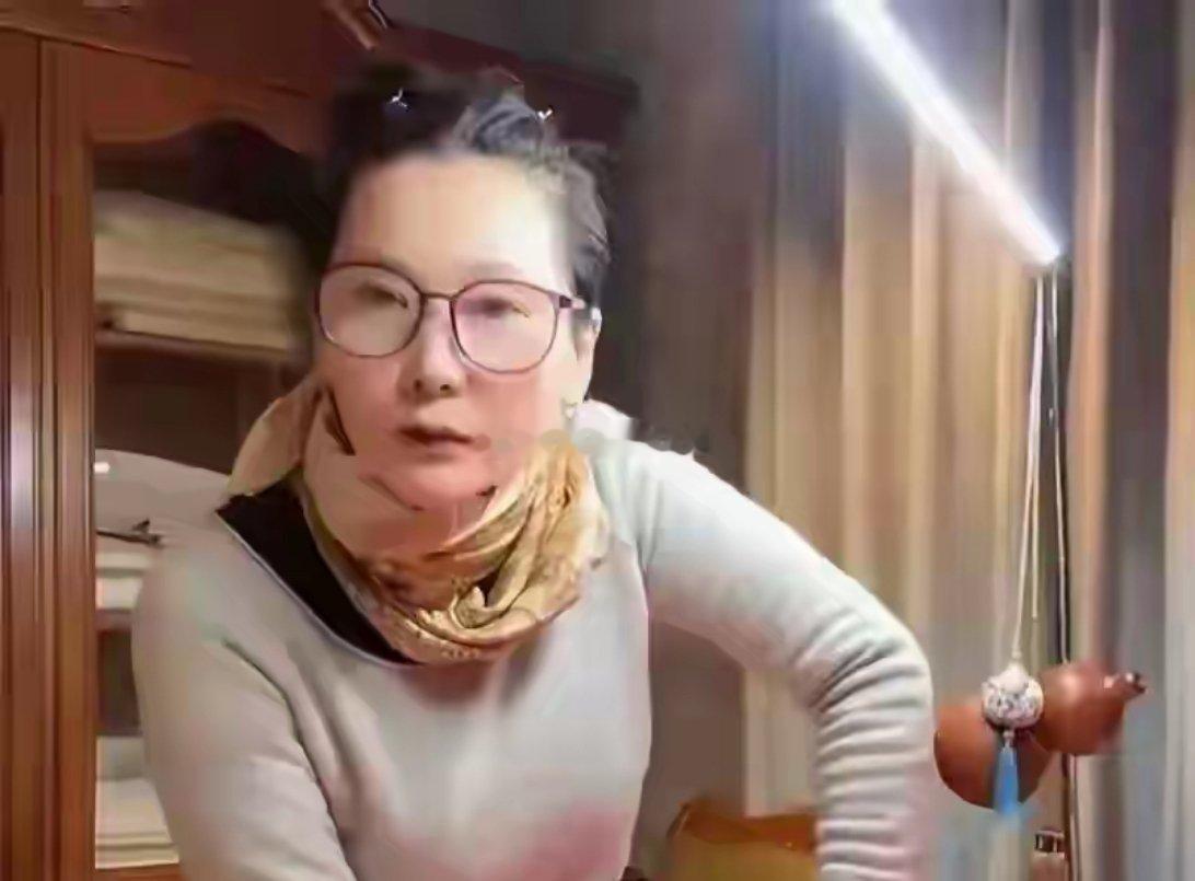 何赛飞61岁了，全素颜真的漂亮，看家里摆饰，书香气息满满​​​