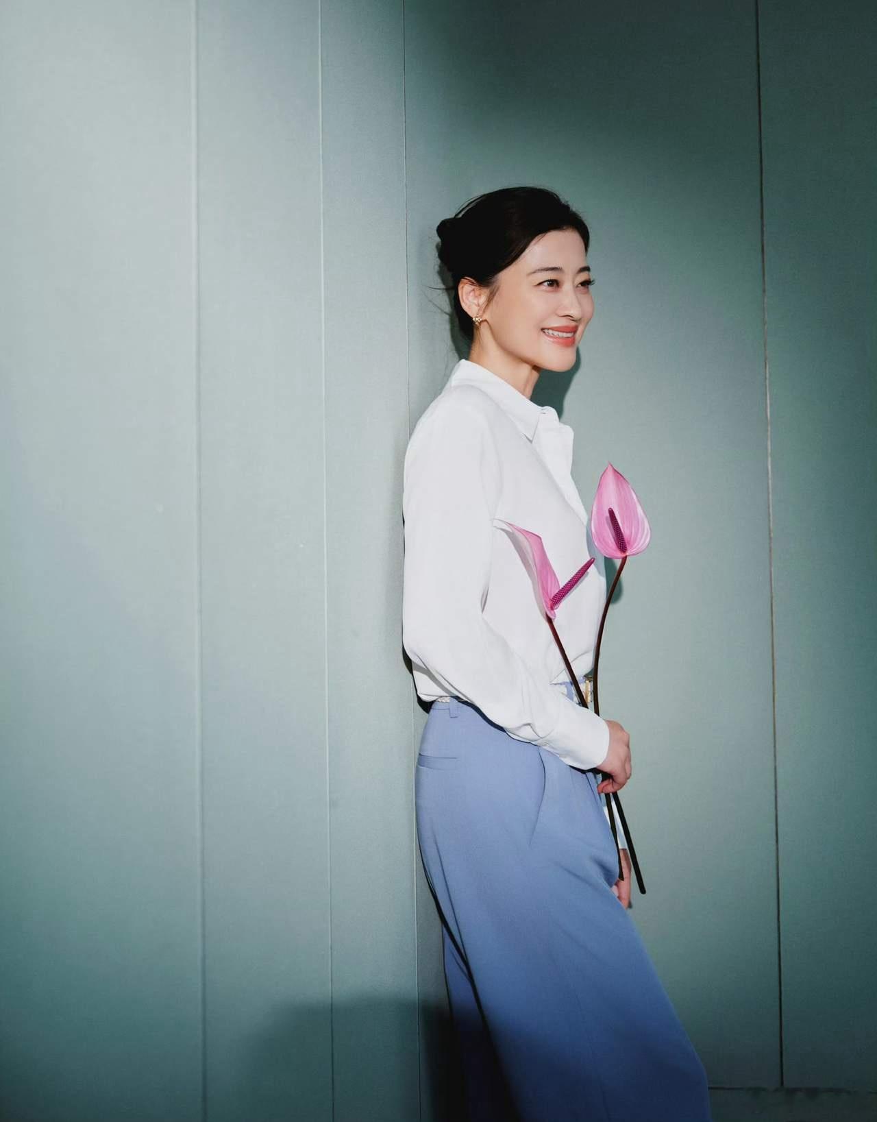 1.梅婷入局直播带货了，折射出圈内的趋势，虽然老戏骨了但是还缺米。2.欧阳娜娜的