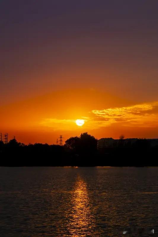 我觉得“晨歌袅袅迎朝日”就可以作为“牧笛悠悠送晚霞”的上联。“晨歌”对应“牧笛”
