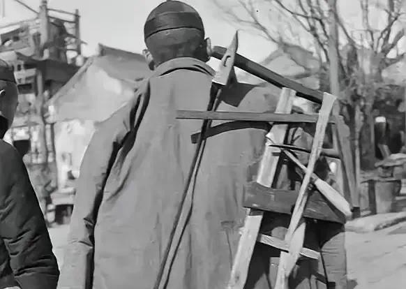 1938年的一个冬天，几名日本兵闯进潘木匠家里，当着他的面轮奸了他只有16岁的女