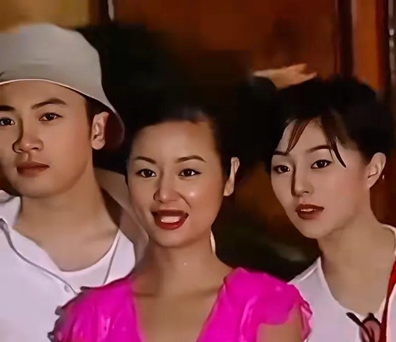 当年看林心如穿那件玫红色无袖上衣，才算真切体会到这颜色有多难驾驭，难怪以前那位服