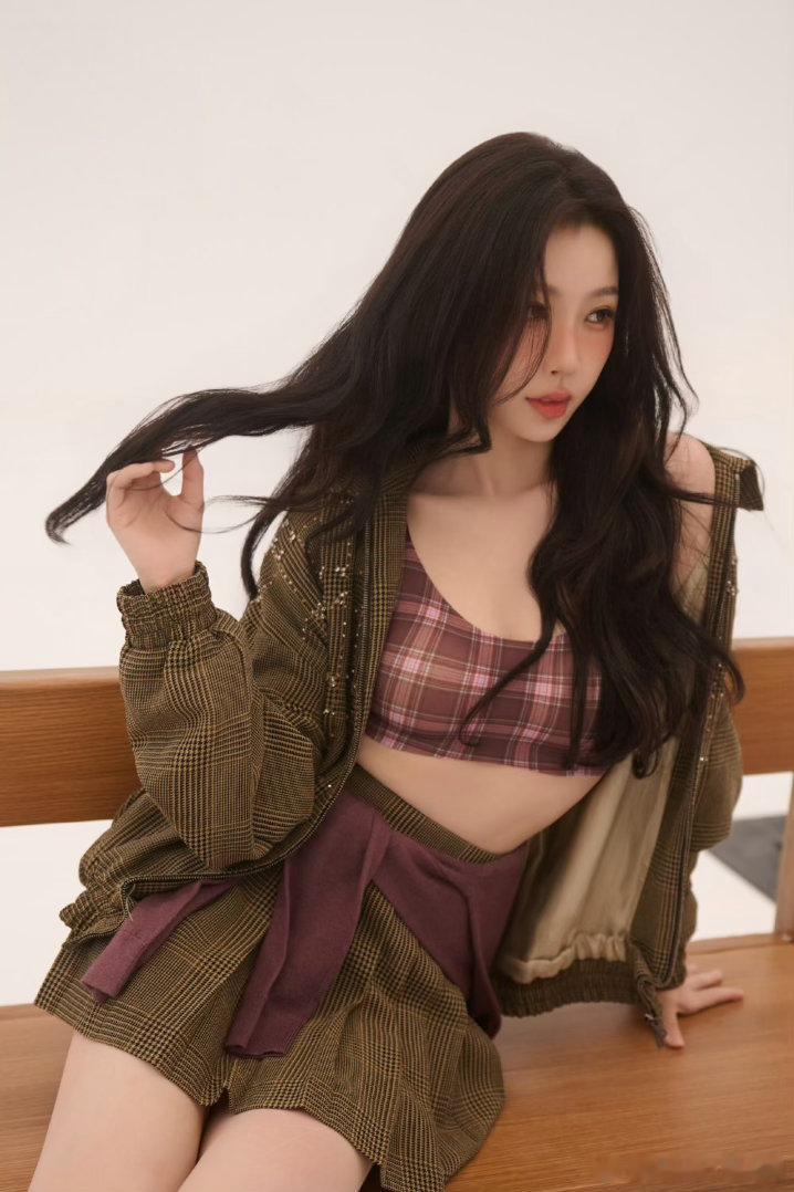 虞书欣柔光之下眉眼灵动，兼具少女甜感与成熟妩媚，表现力十足。暖调光影衬出精致轮廓