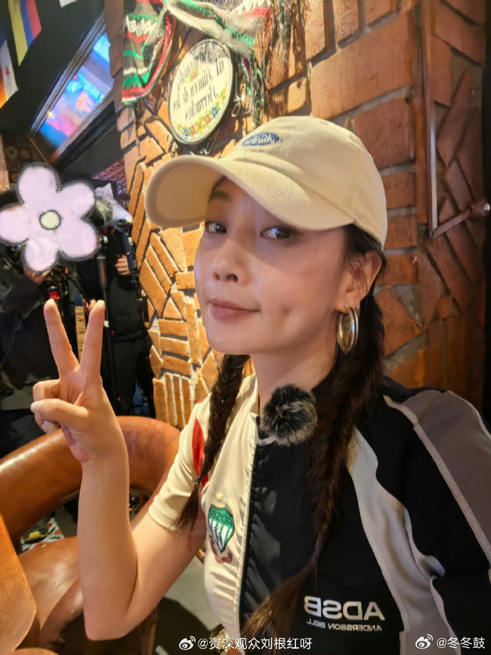 #花少工作人员眼里的殷桃##花少8镜头外的殷桃#殷桃把工作人员也照顾得妥妥的，经常送吃的，二姐太有人