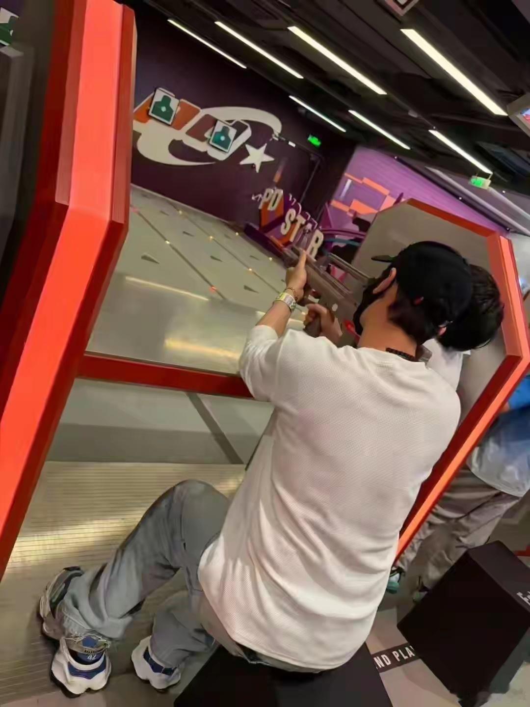 黄晓明带娃去游乐园“翻车”，“说好陪儿子玩，结果玩得比娃还嗨”，并坦言有些项目真