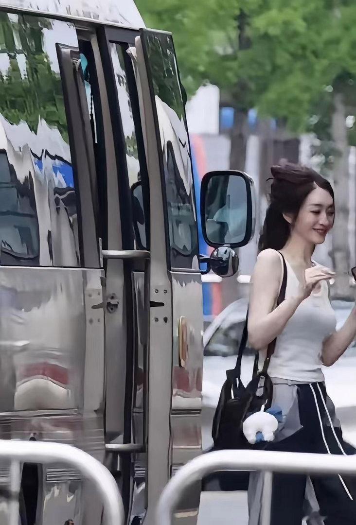 李小冉日常上班路透氛围感拉满，身姿窈窕曼妙，绝佳身材一眼就让人惊艳。