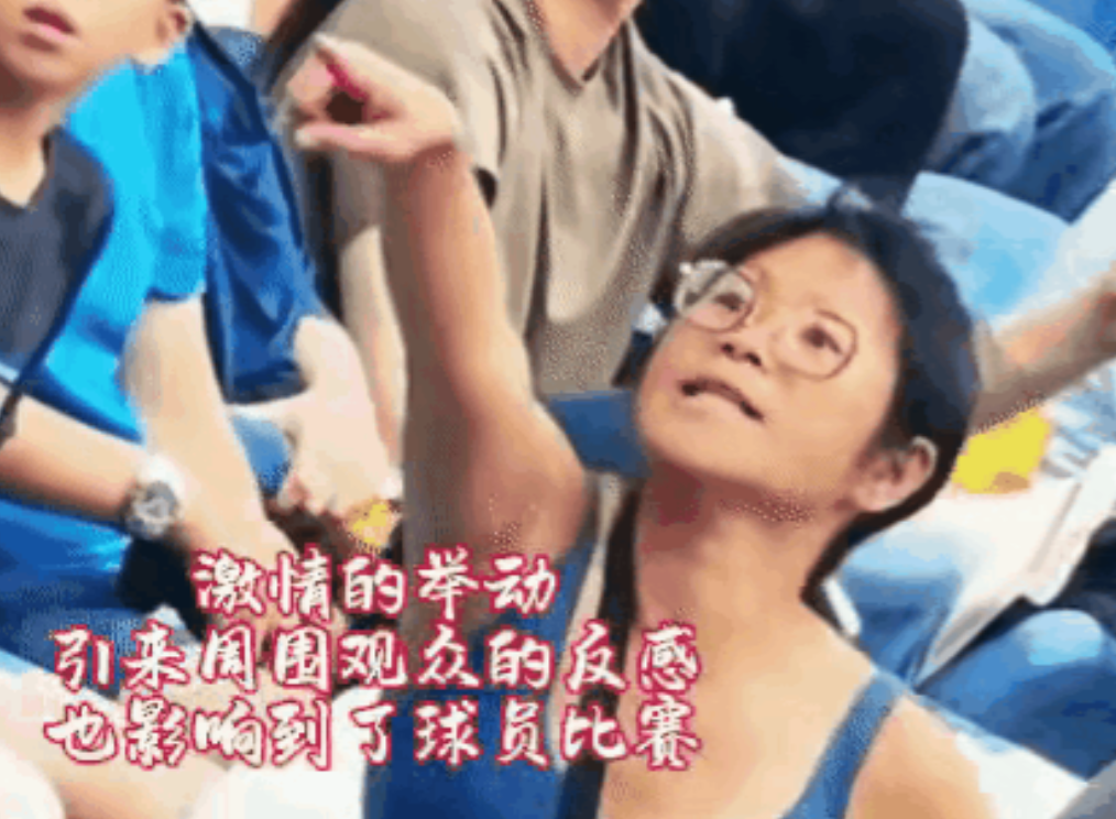 网络太强大了，短短一天时间上海网球大师赛的这位女观众是彻底的广而告知了，真的是已